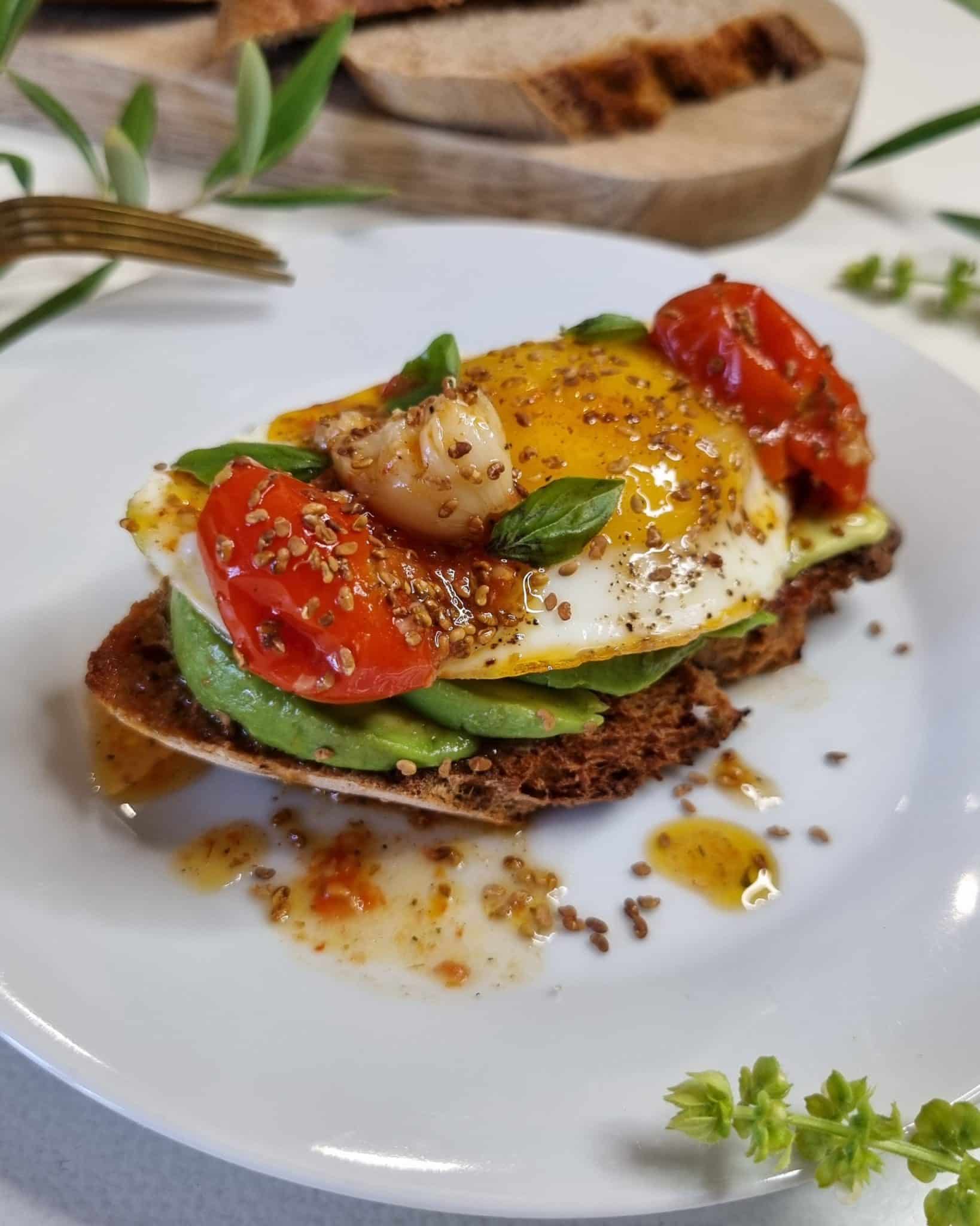 toast avocat, tomates confites & oeuf au plat