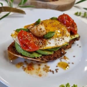Toast avocat, tomates confites & oeuf au plat