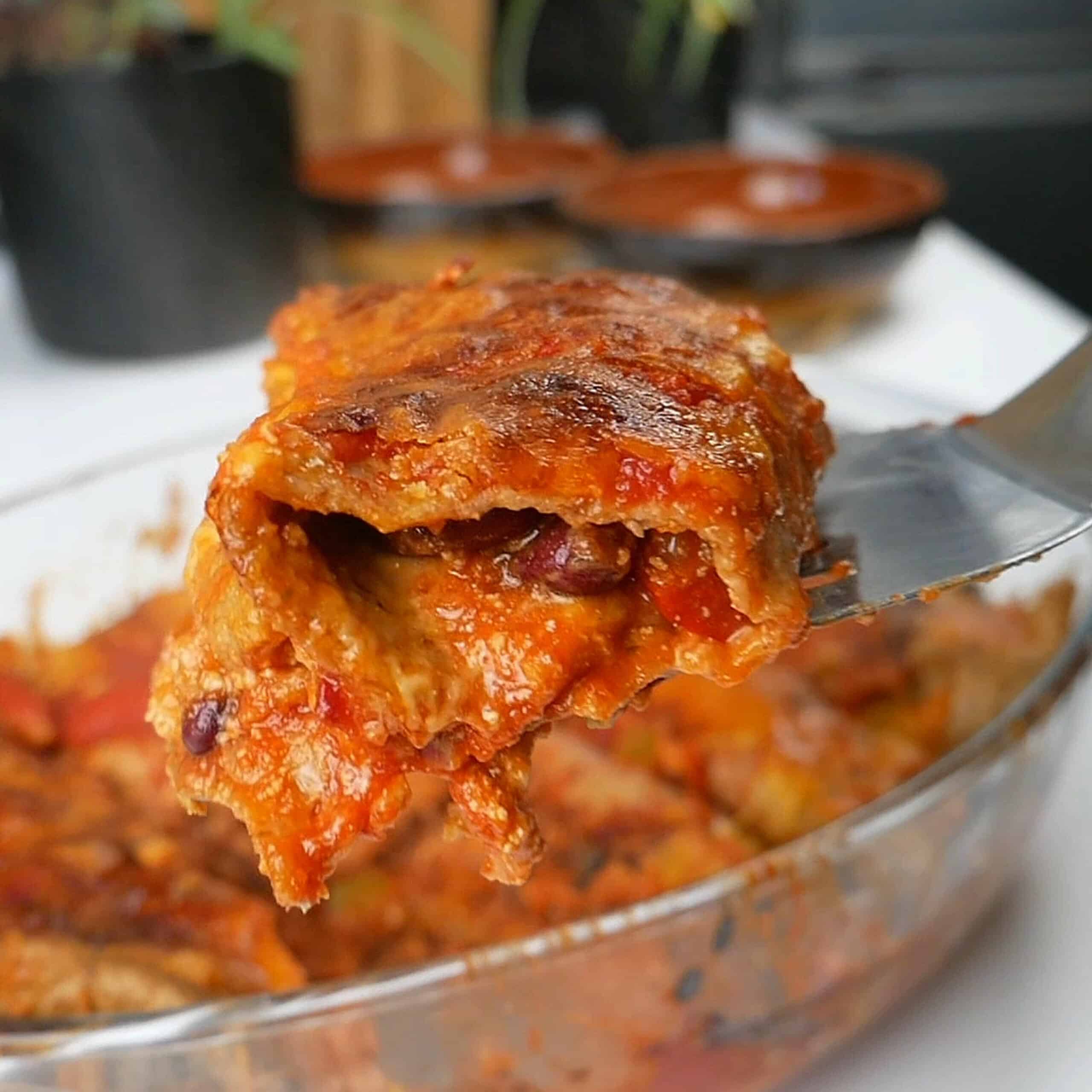 Des wraps roulés avec une sauce chili sin carne gratiné façon canneloni 
